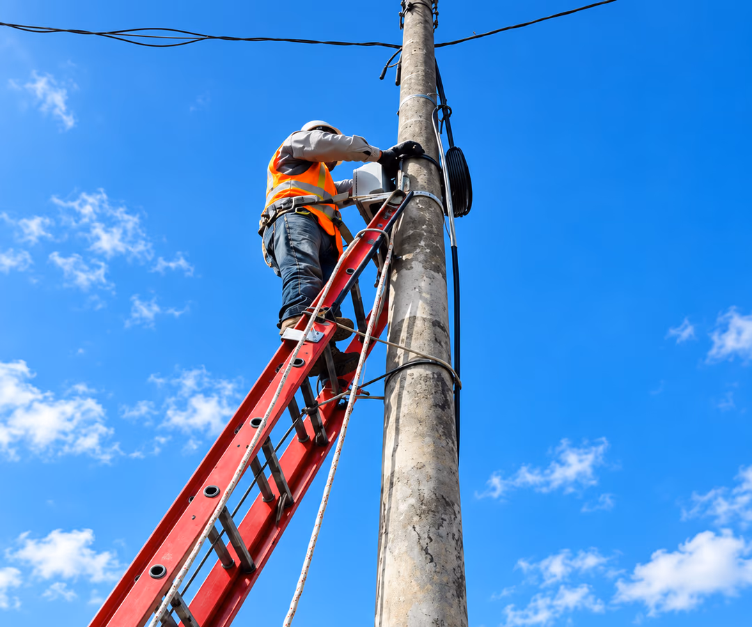 Instalación de equipo de medición sobre un poste